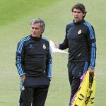 José Mourinho y Aitor Karanka supervisan el entrenamiento de ayer