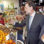 Rajoy durante una visita a un mercado de Avilés, ayer por la mañana
