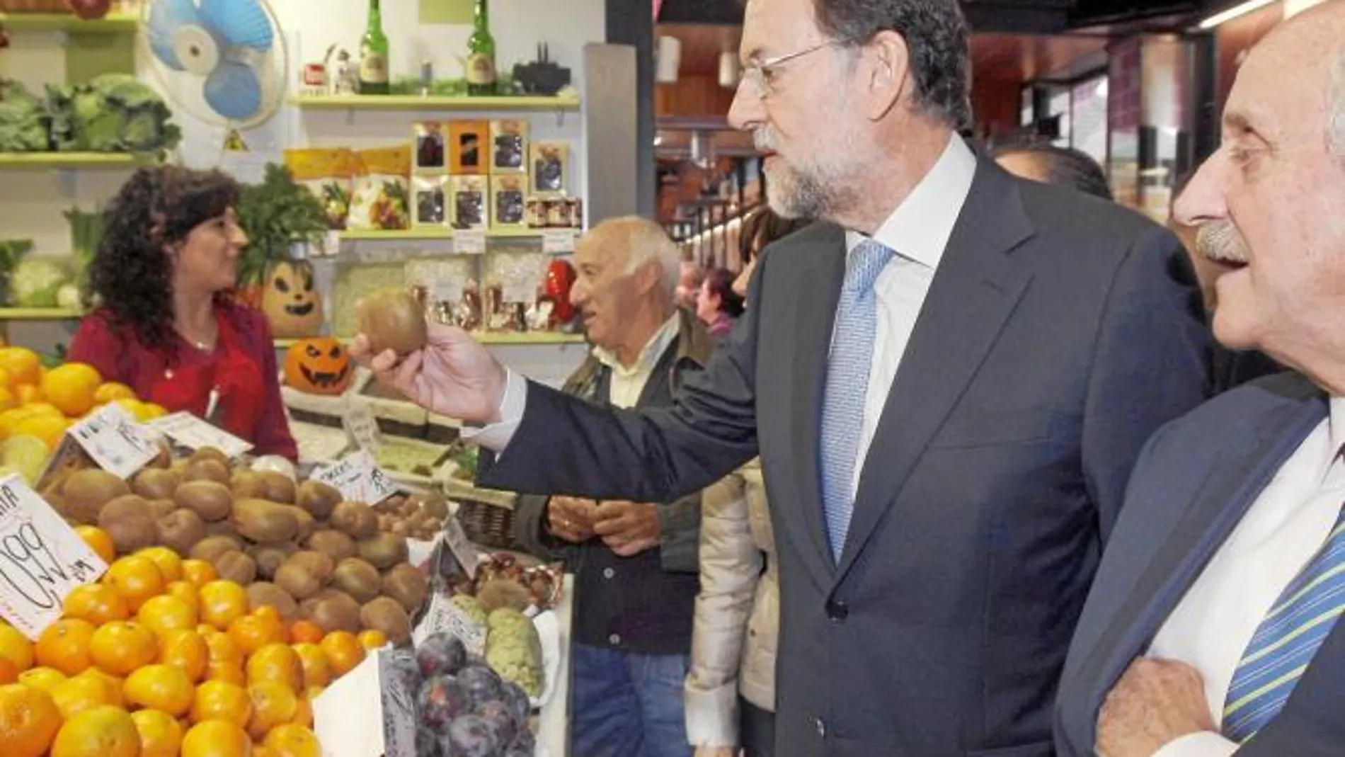 Rajoy durante una visita a un mercado de Avilés, ayer por la mañana