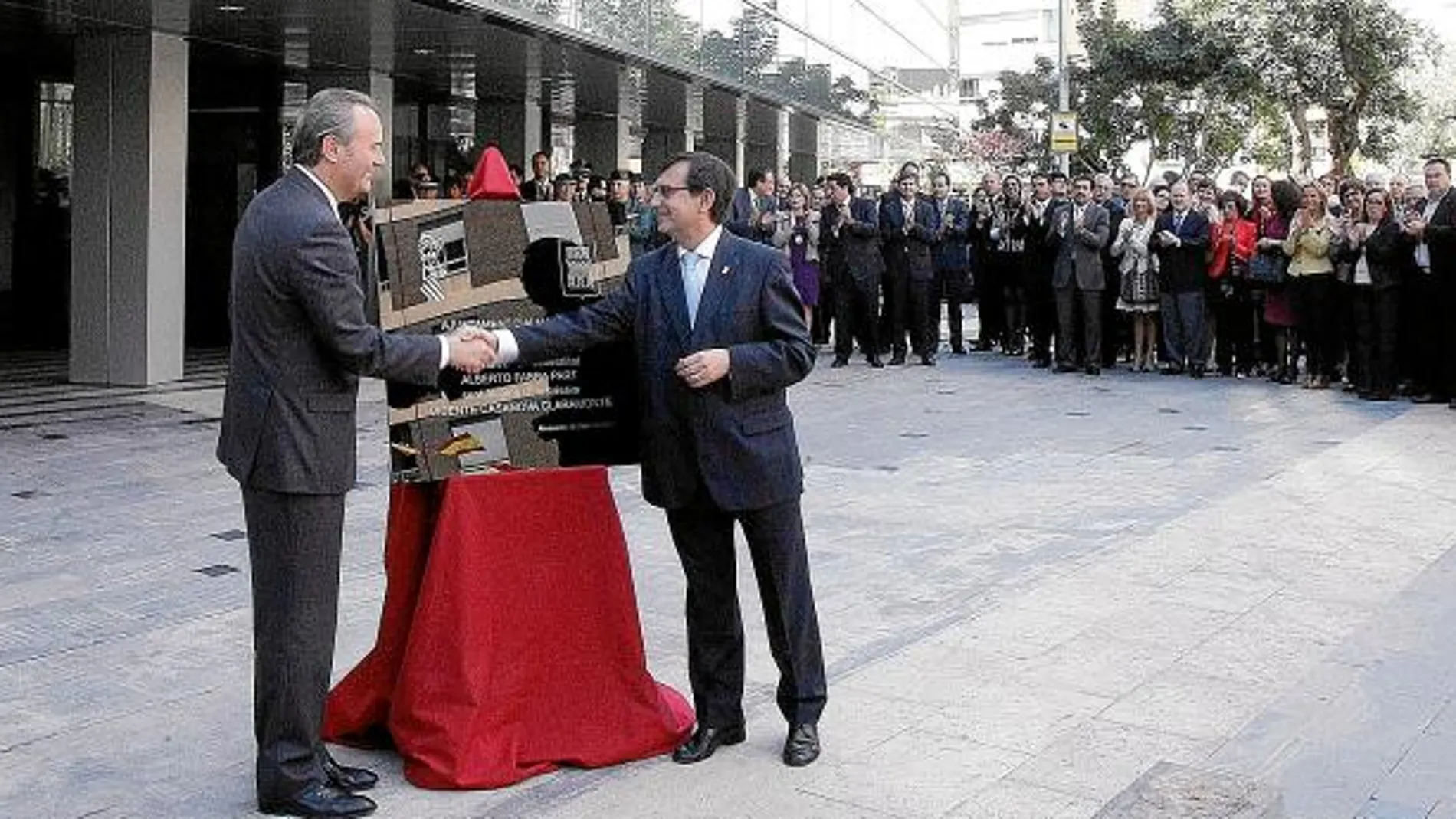 Un centenar de altos cargos explicarán los recortes en 350 municipios
