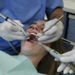 En el dentista es posible eliminar el sarro usando fricción y agua a presión / Cristina Bejarano