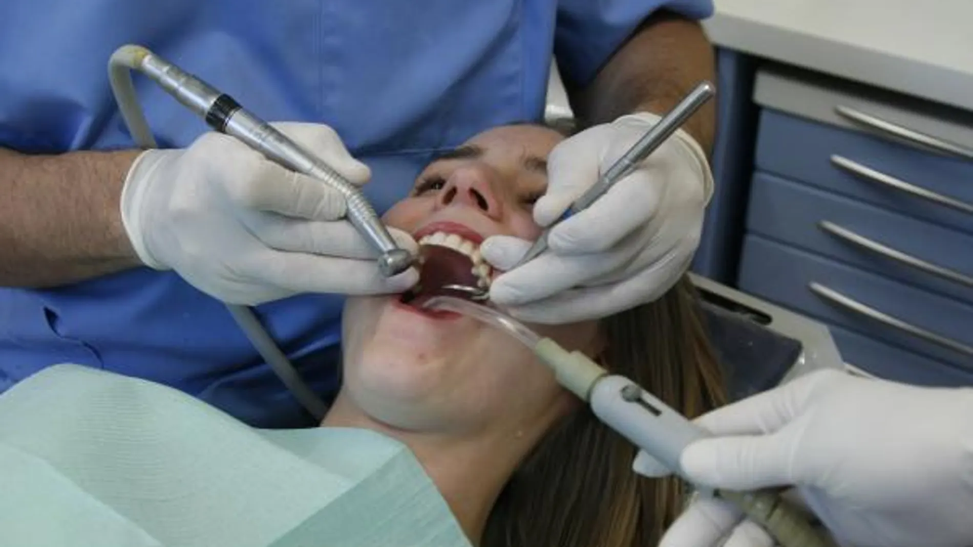 En el dentista es posible eliminar el sarro usando fricción y agua a presión / Cristina Bejarano