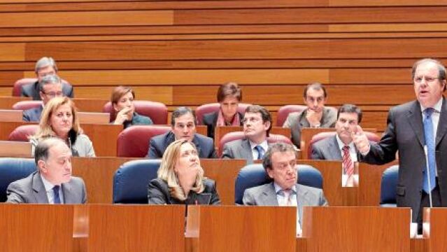 El parlamento castellano y leonés vivió el primer pleno post-electoral. Juan Vicente Herrera responde, en la imagen superior, al portavoz socialista Óscar López