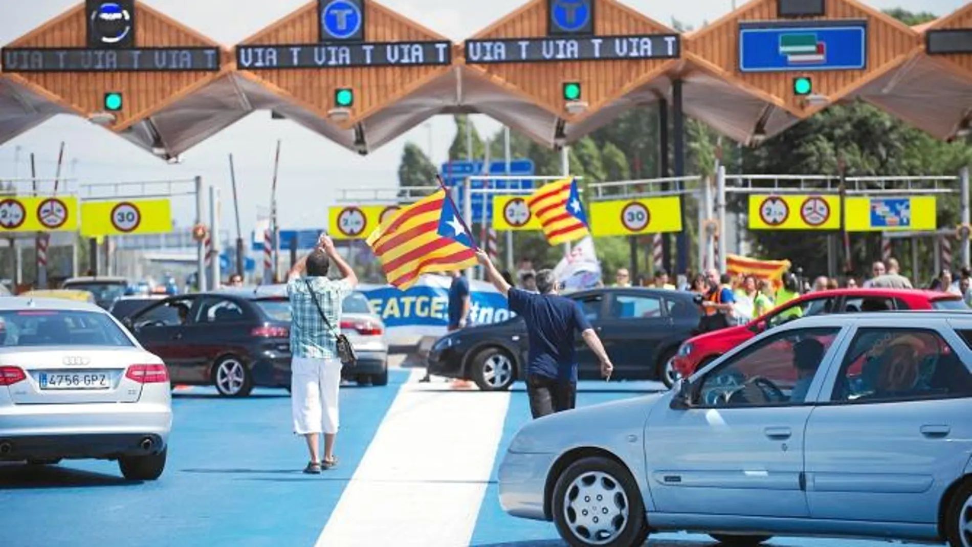 Los conductores insumisos obligan a levantar barreras en el peaje de Mollet