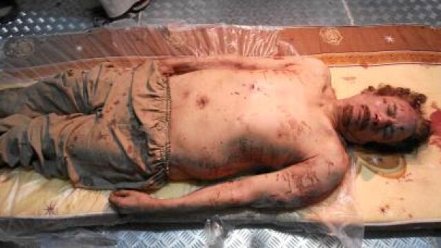 El cuerpo sin vida de Gadafi fue mostrado a los libios durante varios días en una cámara frigorífica en Misrata