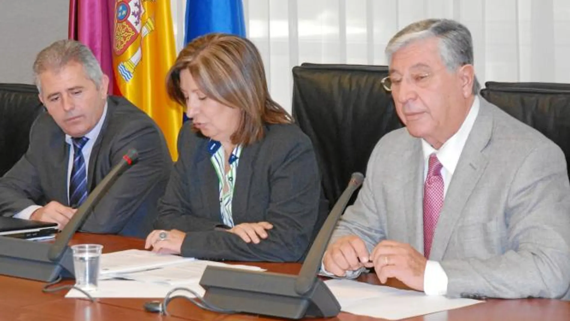 Martín Quiñonero, María Ángeles Palacios y Agustín Navarrete, ayer en la Asamblea Regional