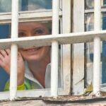 La llamada «princesa del gas», Yulia Timoshenko saluda desde la cárcel. Se encuentra vigilada por cámaras y sólo le permiten asomarse a la ventana durante 20 minutos