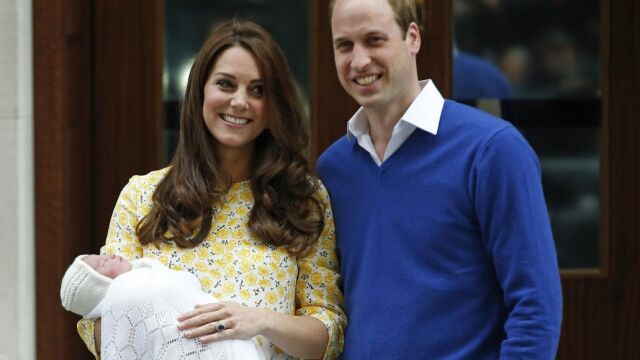 Los Duques de Cambridge abandonan el hospital con su hija.