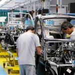 Trabajadores de Renault en Valladolid, montando los nuevos Twizy