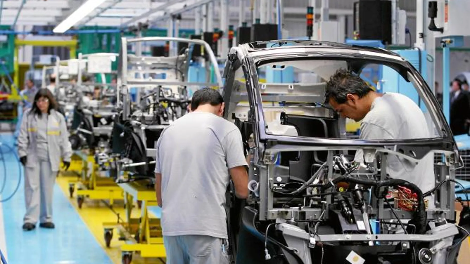 Trabajadores de Renault en Valladolid, montando los nuevos Twizy