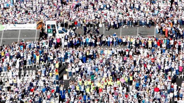Las banderas libanesas ondearon al paso de la comitiva del Santo Padre en la explanada situada frente al puerto de Beirut
