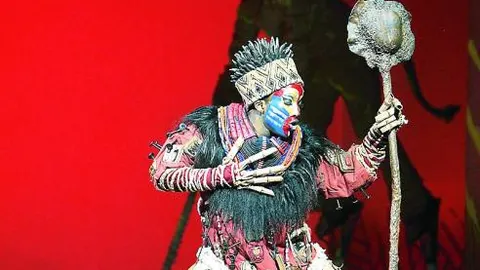 Brenda «Brinzo» Mhlongo, en el papel de Rafiki, en la escena que abre «El Rey León»