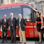 El concejal de Tráfico y Transportes, Javier Iniesta (2 i) y Miguel Ángel Cámara, ayer durante la presentación