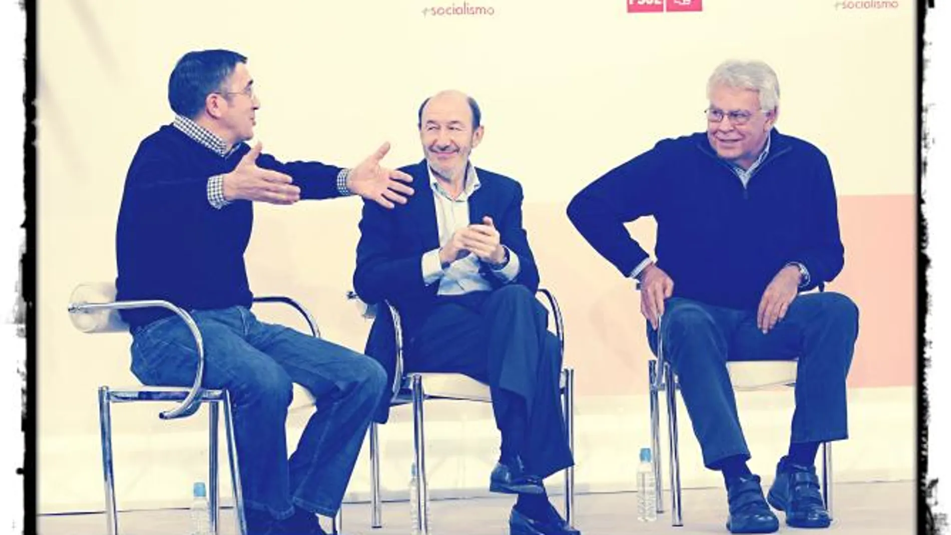 Alfredo Pérez Rubalcaba y Felipe González, en un debate previo a las elecciones de ayer