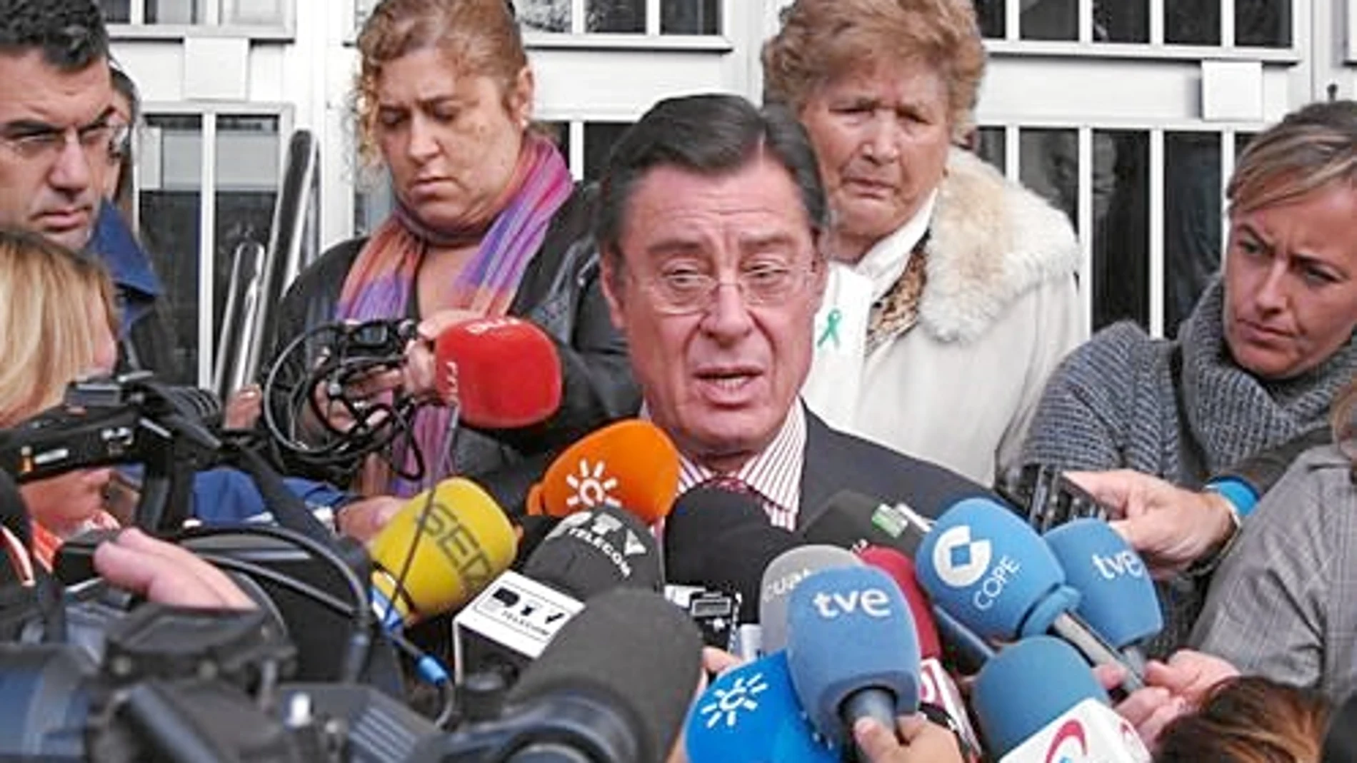 El abogado de José Bretón, José María Sánchez de Puerta, atiende a los medios de comunicación