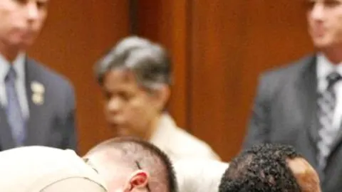 Conrad Murray, ayer, mientras un agente lo esposaba