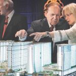 El matrimonio Adelson muestra una de las maquetas de sus casinos en China