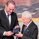 El presidente Fabra entrega a Francisco Cano la Distinción al Mérito Cultura el pasado 9 d' Octubre