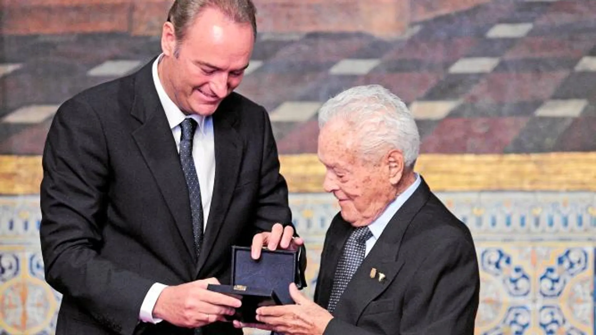 El presidente Fabra entrega a Francisco Cano la Distinción al Mérito Cultura el pasado 9 d' Octubre