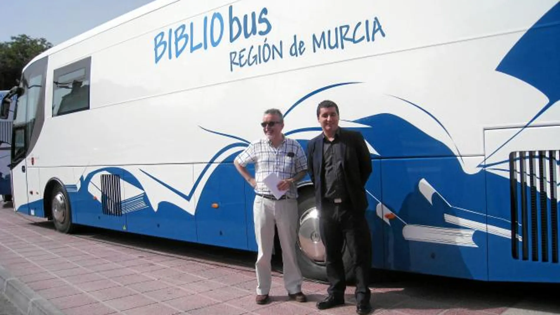 El bibliobús llevará más de 60000 libros a cinco municipios de la costa de la Región