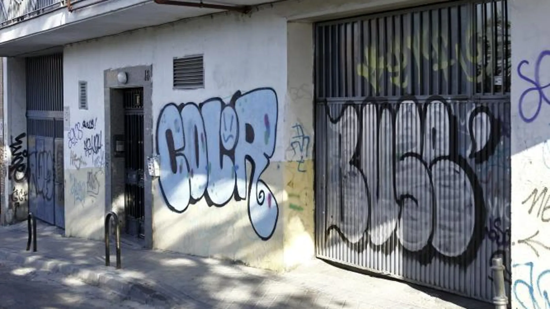 Acuchilla a su madre por la espalda
