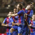 Los jugadores del Levante celebran el primer gol ante el Villarreal, marcado por Juanlu