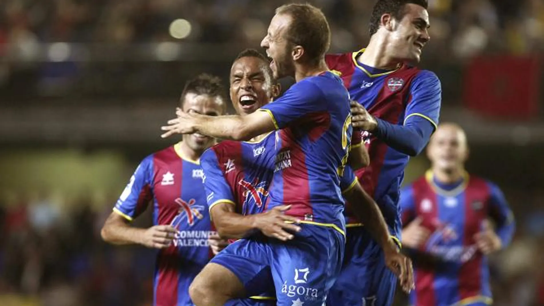 Los jugadores del Levante celebran el primer gol ante el Villarreal, marcado por Juanlu