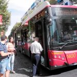 Un autobús de la línea 3, ayer en la avenida de Reina Mercedes