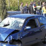 El vehículo quedó prácticamente siniestro tras la colisión frontal