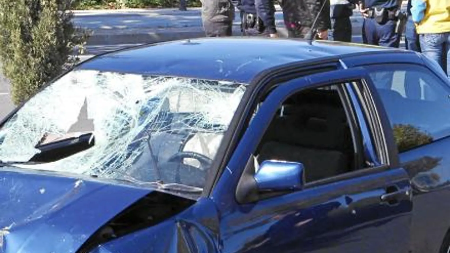 El vehículo quedó prácticamente siniestro tras la colisión frontal