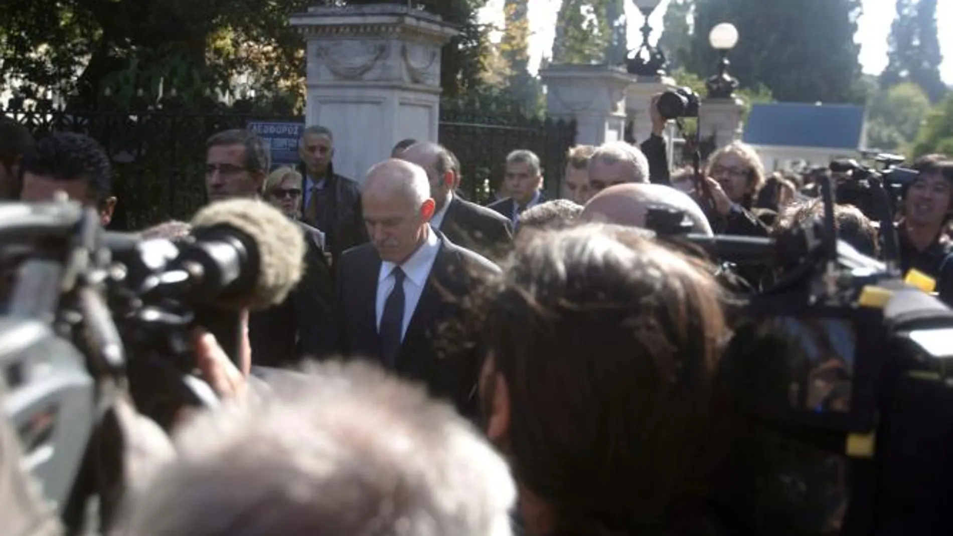Papandreu dimitirá hoy
