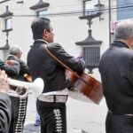 Los mariachis se congregaron frente a las puertas del hospital donde falleció la artista, en Cuernavaca