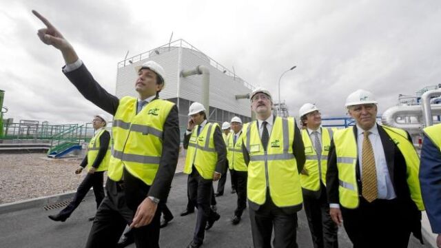Para seguir con esa imagen de «transparencia» y de «caiga quien caiga» que ha querido transmitir en el caso de los ERE –pese a los reproches de la juez–, ayer, el consejero de Economía, Innovación y Empleo, Antonio Ávila, anunció que la Junta «estudia» si