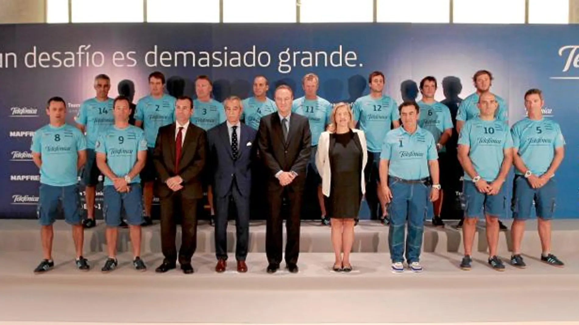 El presidente, Alberto Fabra, posó con todos los miembros del equipo Telefónica