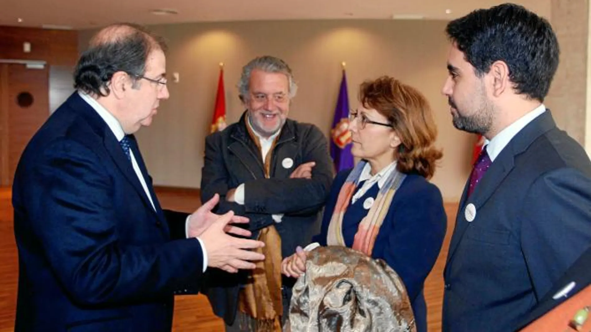 Herrera dialoga con la presidenta nacional de FAPE, Elsa González, el vicepresidente, Aurelio Martín y el presidente de la APV, Jorge Francés