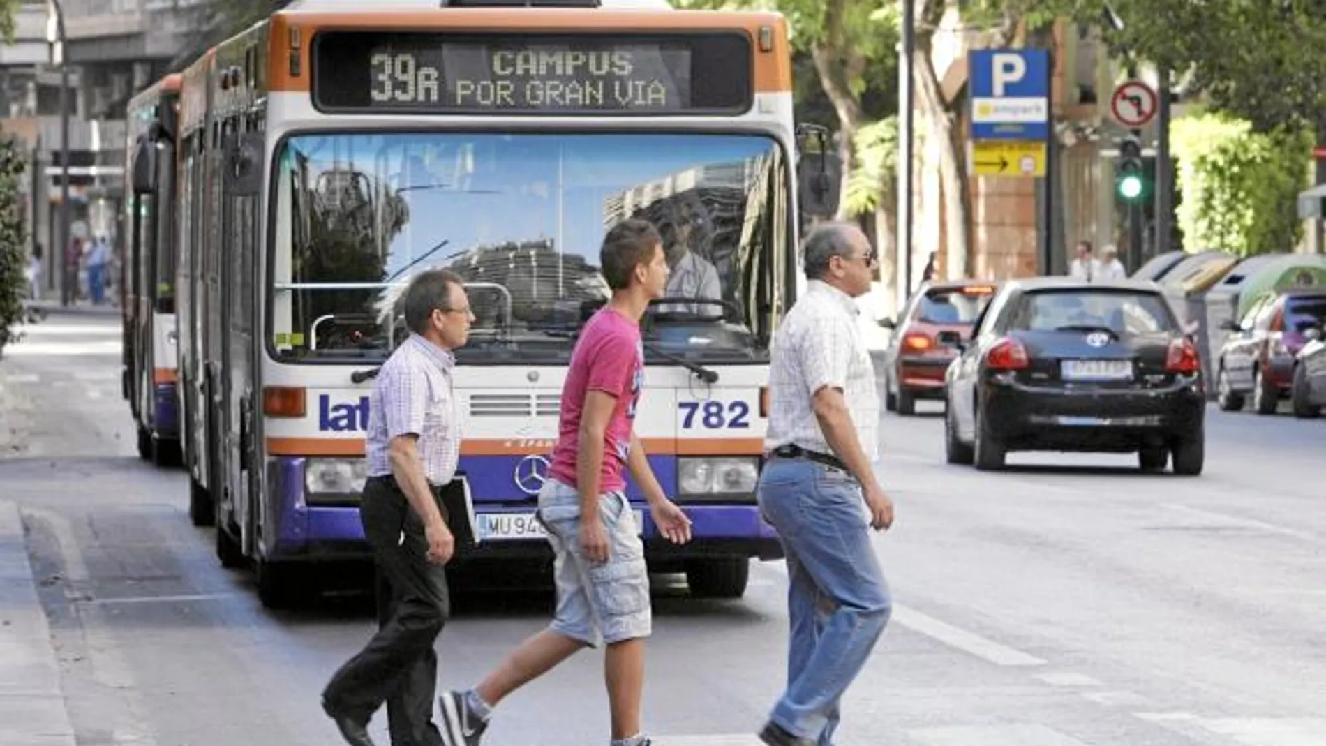 En la fotografía puede verse una de las líneas de Latbus que ha sufrido la supresión de los bonos