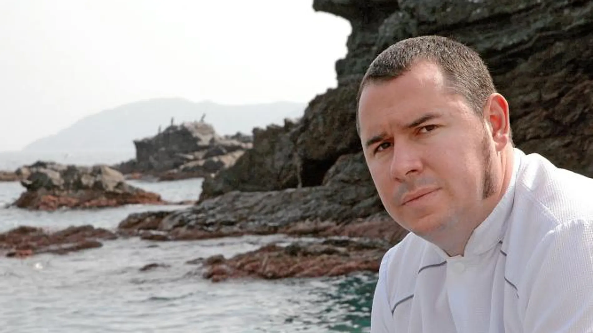 Luis Fernández posa junto al mar que provee su despensa