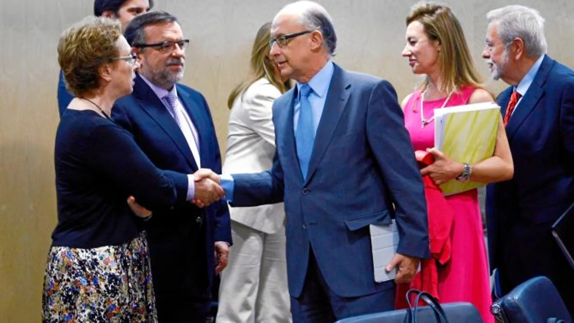 El ministro de Hacienda reprocha su actitud a la consejera andaluza, que abandonó la reunión del CPFF