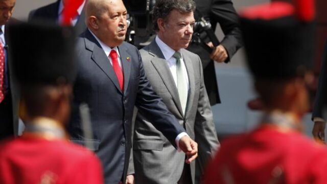 El presidente de Venezuela, Hugo Chávez (i), recibe a su homólogo colombiano, Juan Manuel Santos (d), en Caracas