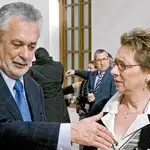 El presidente de la Junta, José Antonio Griñán, conversa con Carmen Martínez Aguayo en el Parlamento