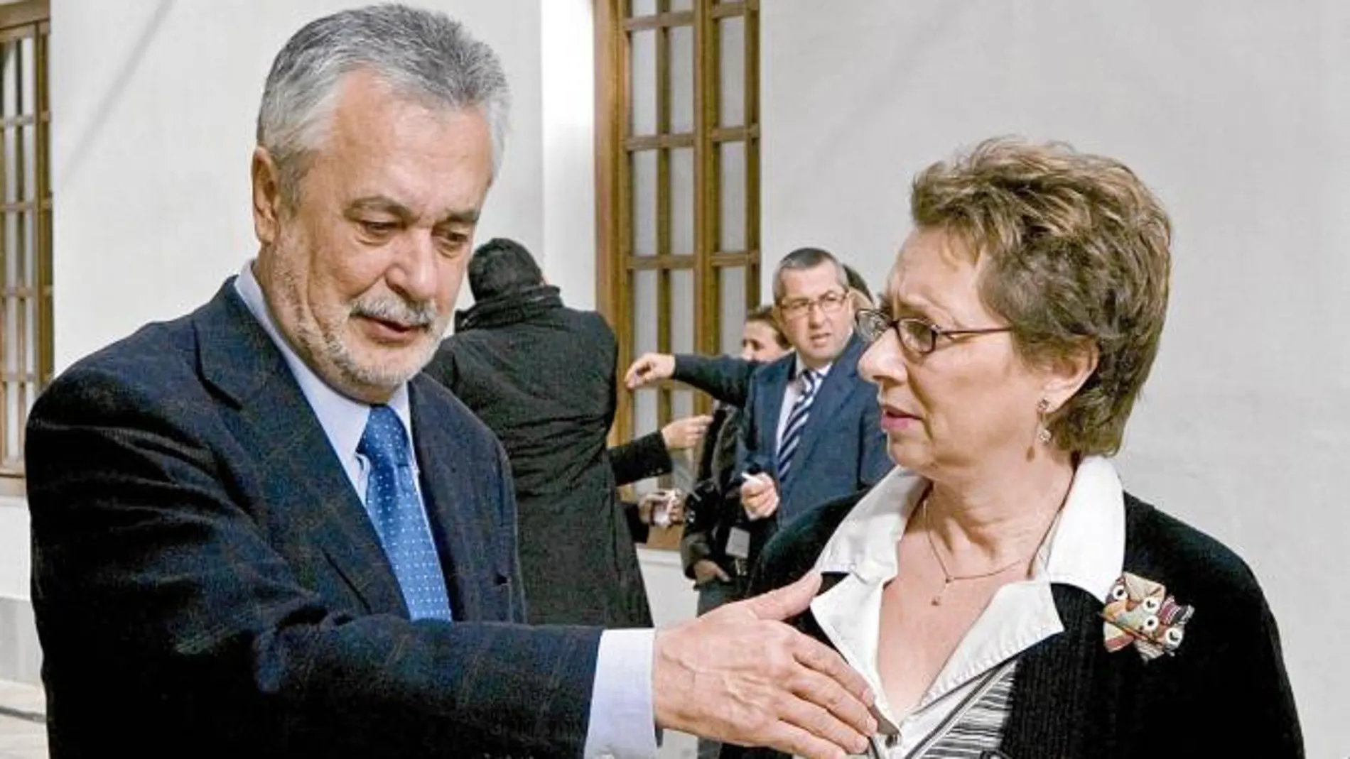El presidente de la Junta, José Antonio Griñán, conversa con Carmen Martínez Aguayo en el Parlamento
