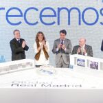 Ana Botella, Ignacio González, Florentino Pérez, Di Stéfano, Felipe Reyes y Casillas, en la foto de familia de la presentación de ayer