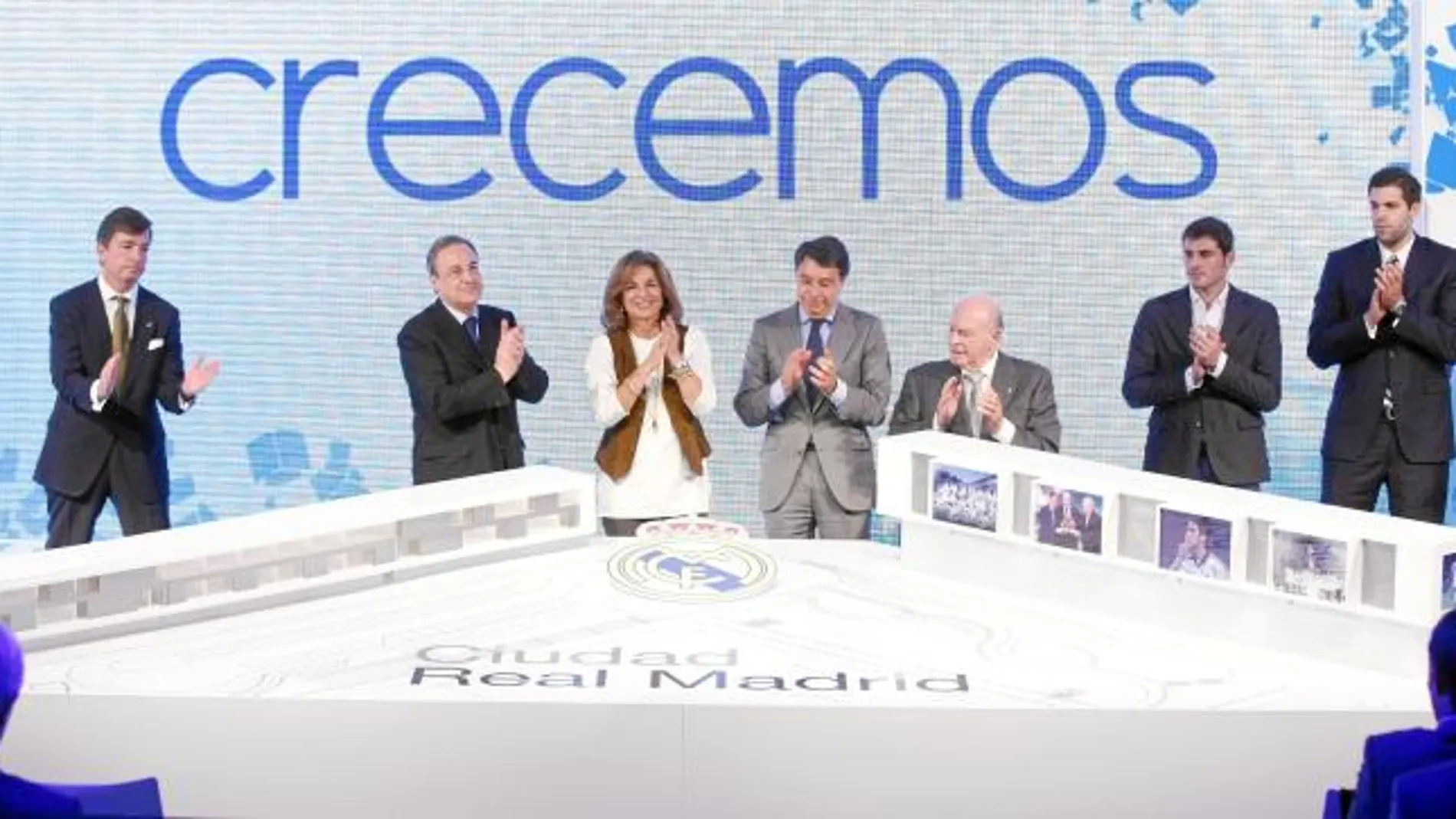 Ana Botella, Ignacio González, Florentino Pérez, Di Stéfano, Felipe Reyes y Casillas, en la foto de familia de la presentación de ayer