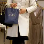 Una mujer con una bolsa de Zara