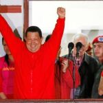 Tras conocer la victoria, Chávez salió a celebrarlo en el Palacio de Miraflores, custodiado por su familia. El rojo fue el uniforme tanto en el balcón como en las afueras.