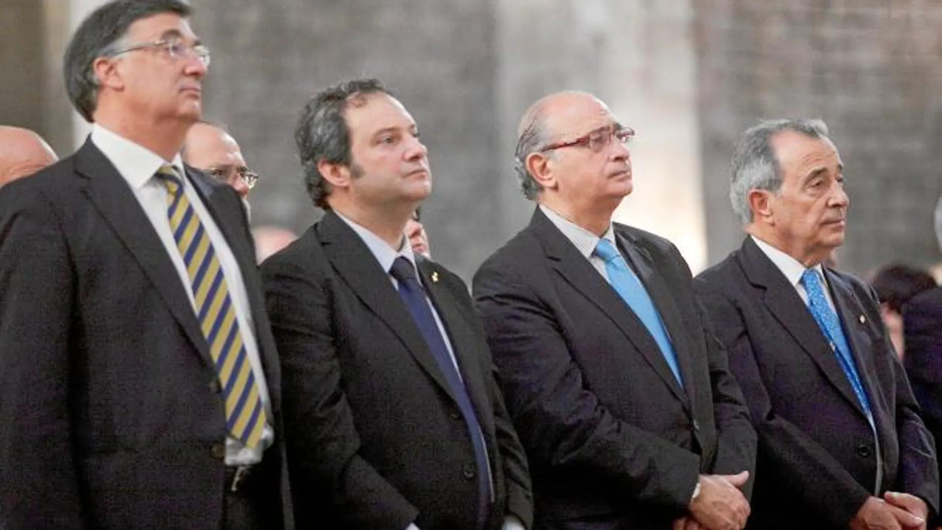 Toni Bosch (PP), Jordi Hereu (PSC), Jorge Fernández (PP) y Jacinto Bello, presidente del centro aragonés de Barcelona