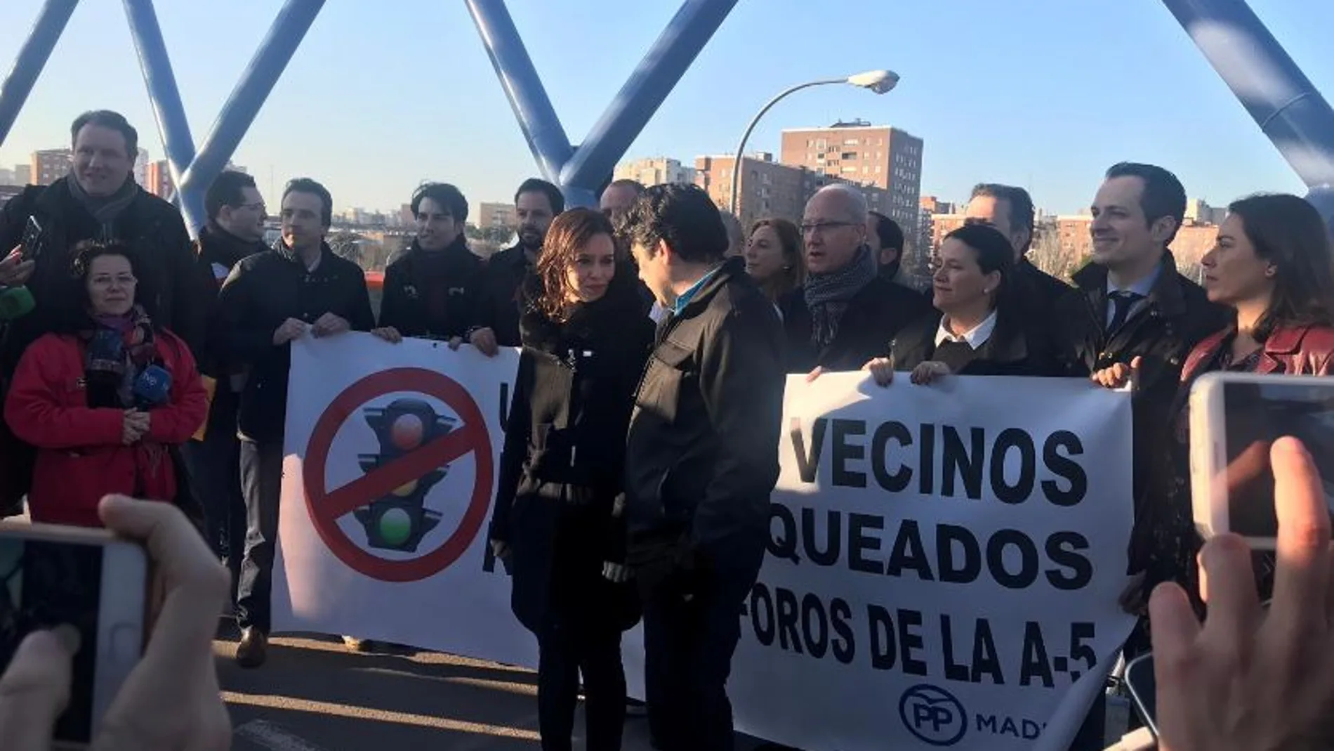 Díaz Ayuso ha acudido esta mañana a la A-5 acompañada de alcaldes y portavoces del PP en municipios del suroeste madrileño para protestar contra los polémicos semáforos
