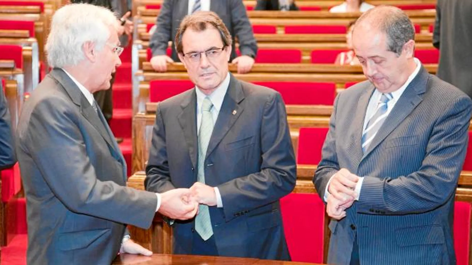 Puig mirando ayer la hora en un pleno que amenazó con alargarse 50 horas, según los cálculos que hizo Enric Millo (PP)