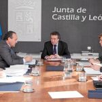 El consejero de Presidencia, durante su encuentro en Valladolid con representantes del Consejo del Bierzo