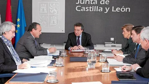 El consejero de Presidencia, durante su encuentro en Valladolid con representantes del Consejo del Bierzo